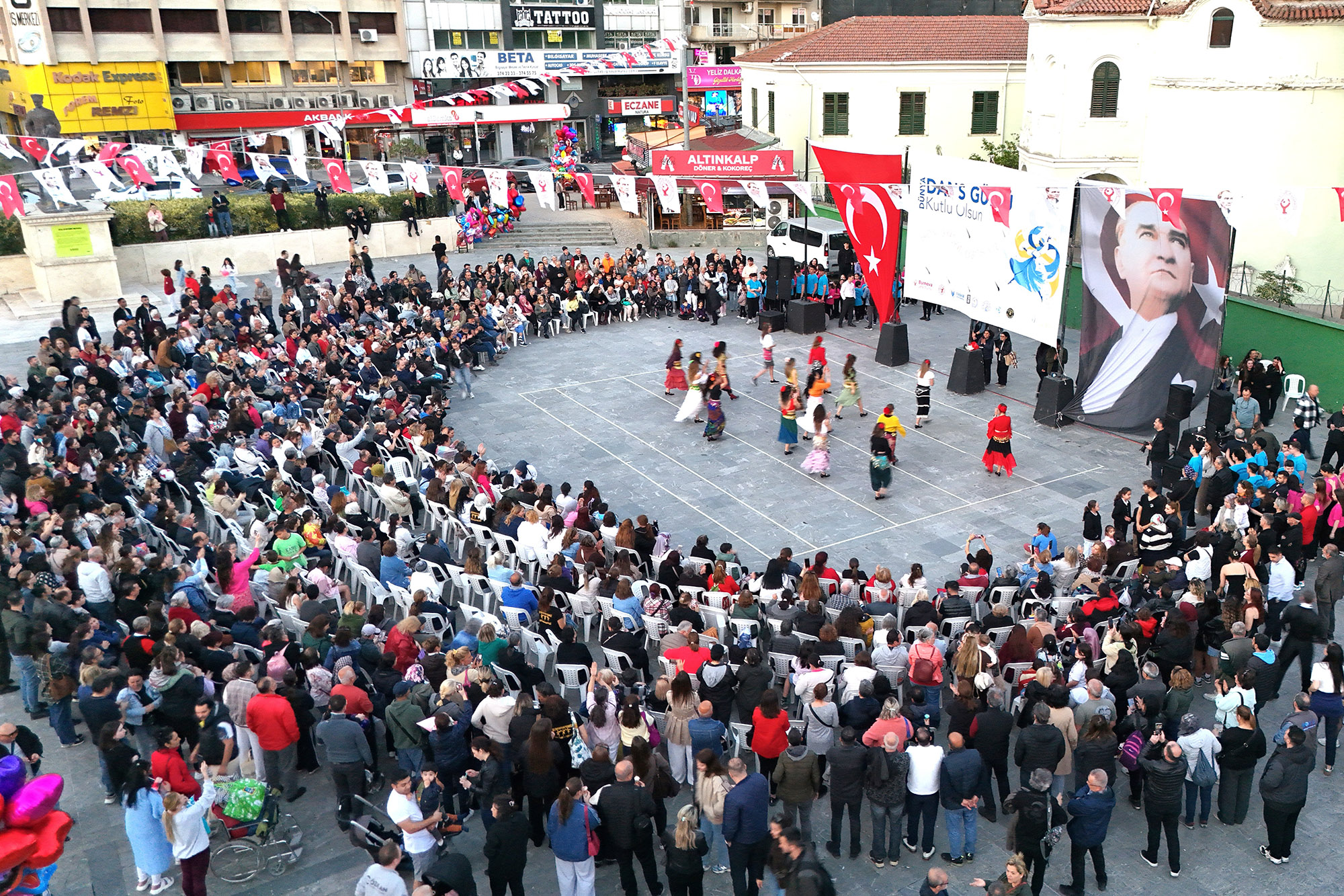 Bornova'da dans ve Hıdırellez birleşti: Cumhuriyet Meydanı’nda görsel karnaval!
