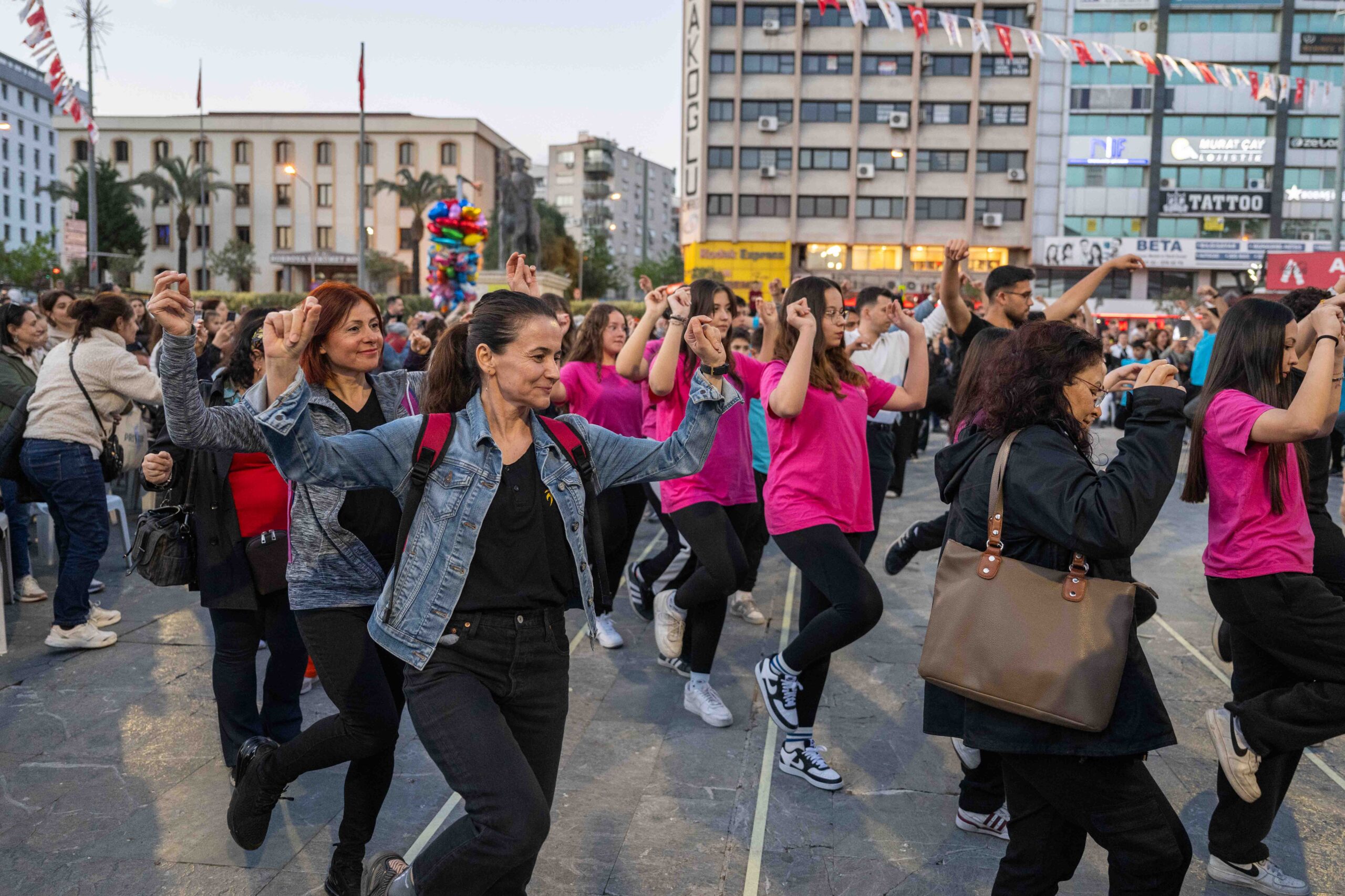 Bornova'da dans ve Hıdırellez birleşti: Cumhuriyet Meydanı’nda görsel karnaval!
