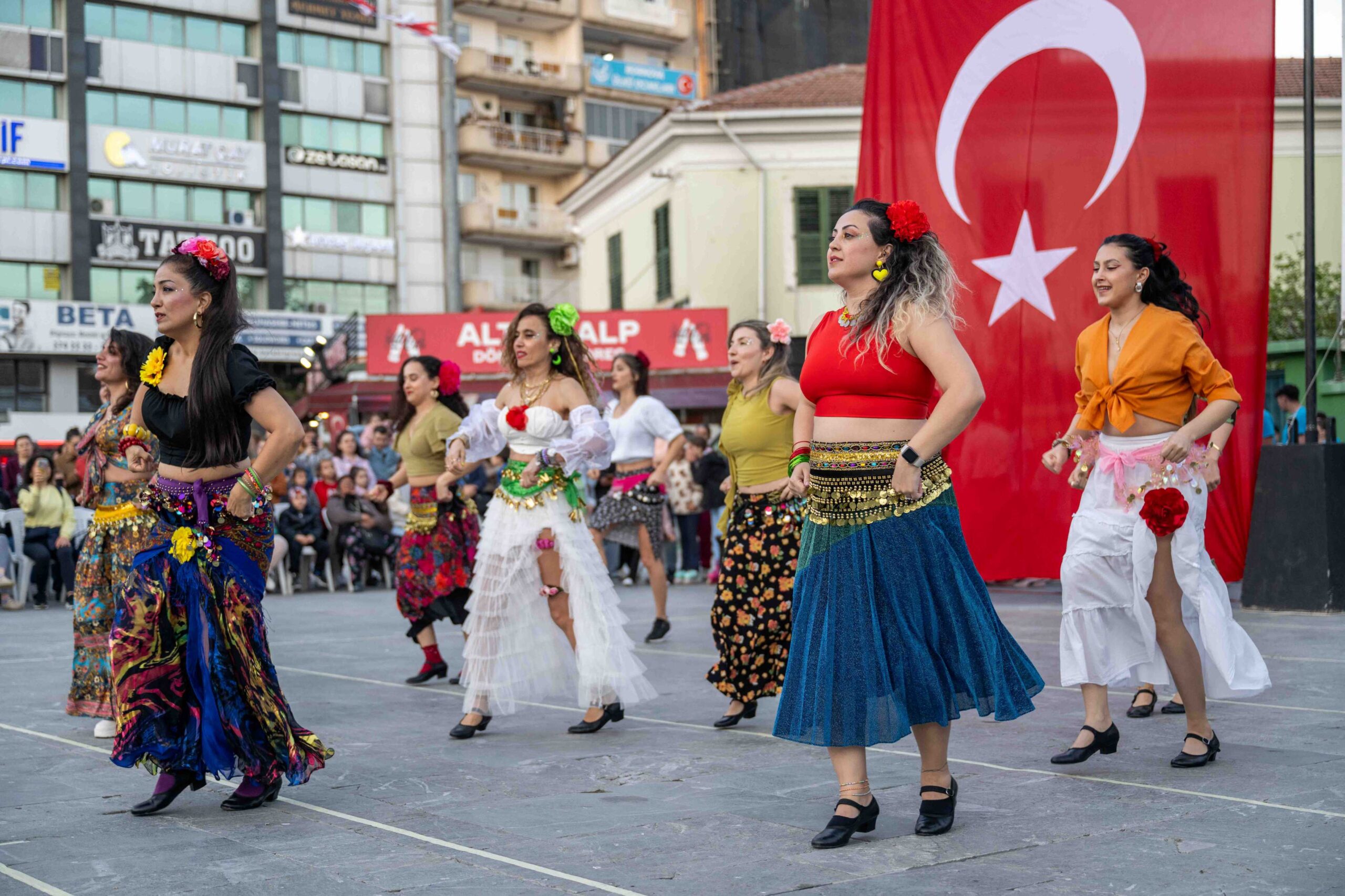 Bornova'da dans ve Hıdırellez birleşti: Cumhuriyet Meydanı’nda görsel karnaval!