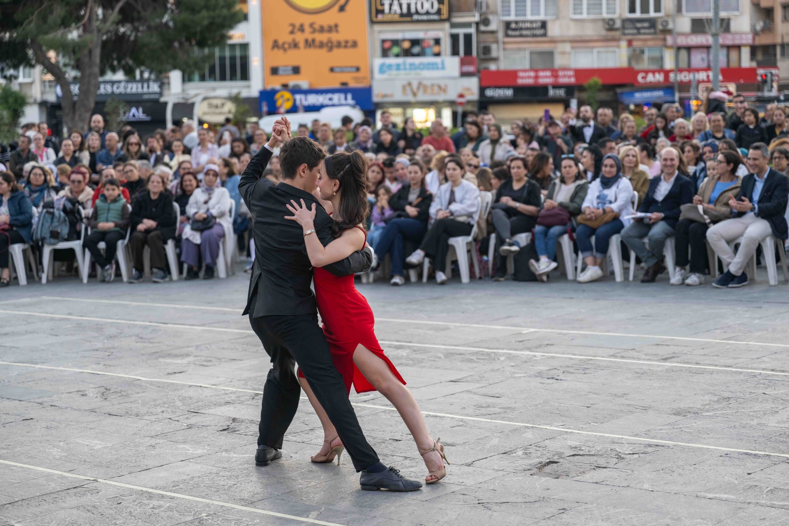 Bornova'da dans ve Hıdırellez birleşti: Cumhuriyet Meydanı’nda görsel karnaval!