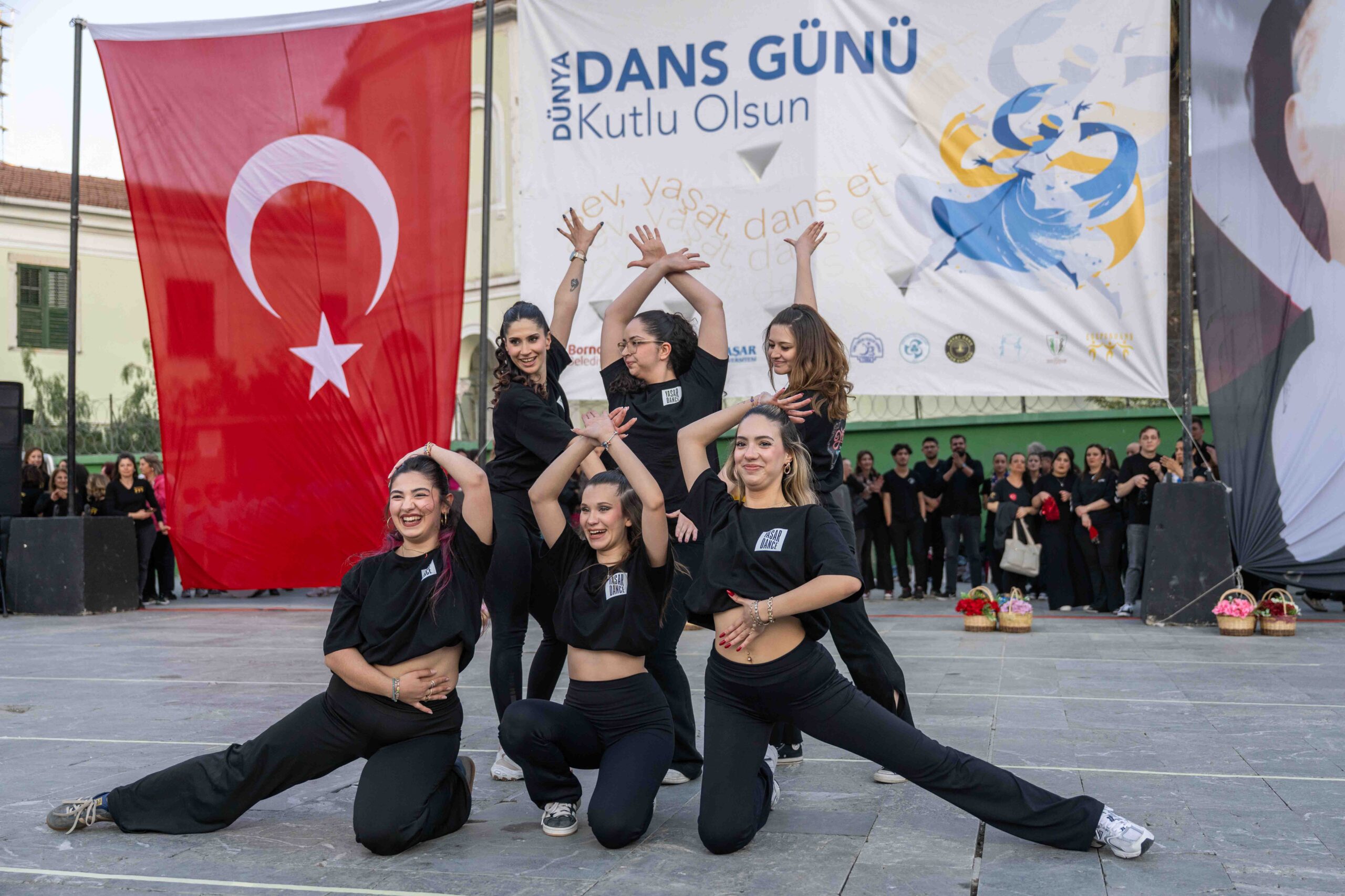 Bornova'da dans ve Hıdırellez birleşti: Cumhuriyet Meydanı’nda görsel karnaval!