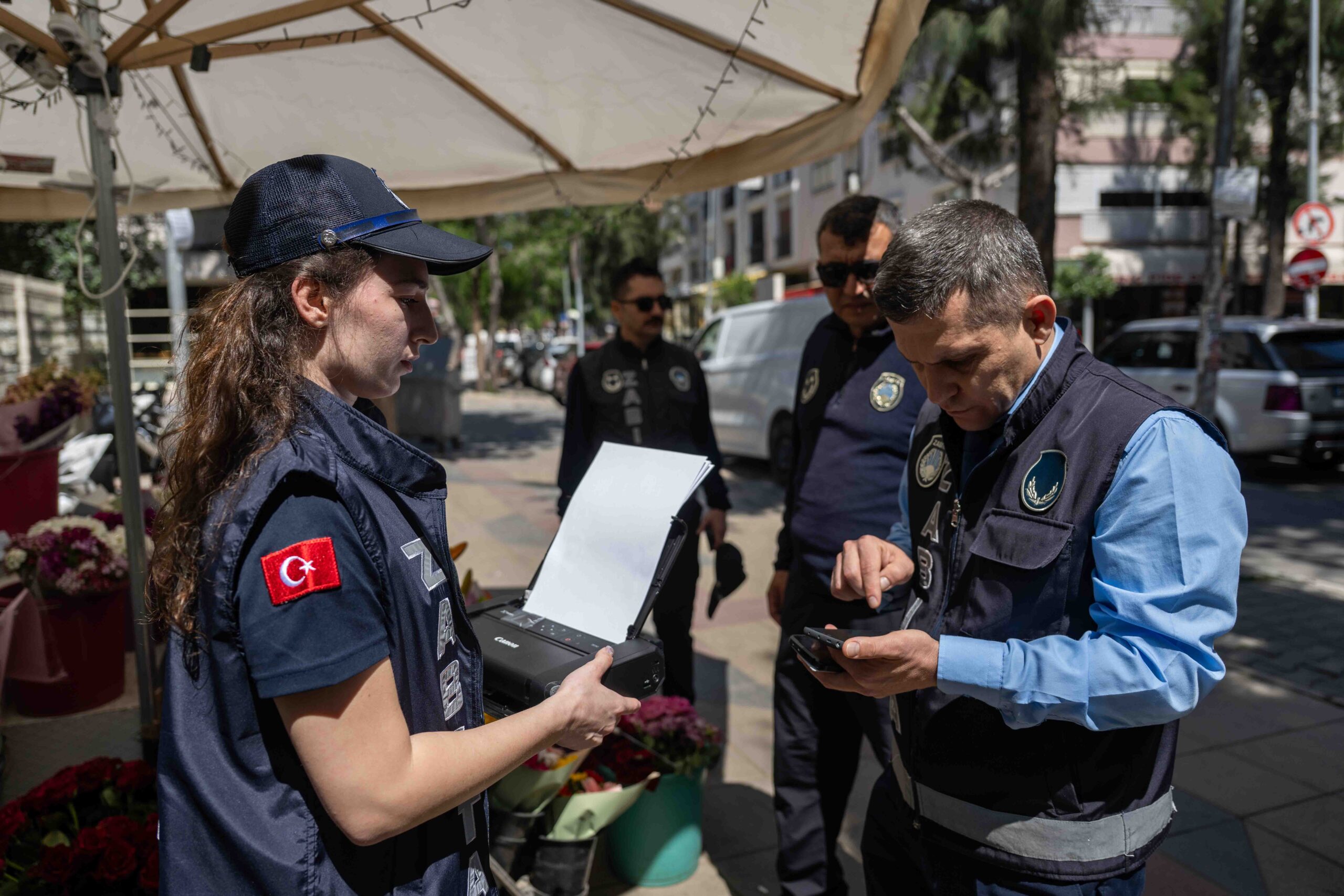 Bornova'da kaldırımı işgal eden yandı: Zabıtadan 'Mobil' baskın!