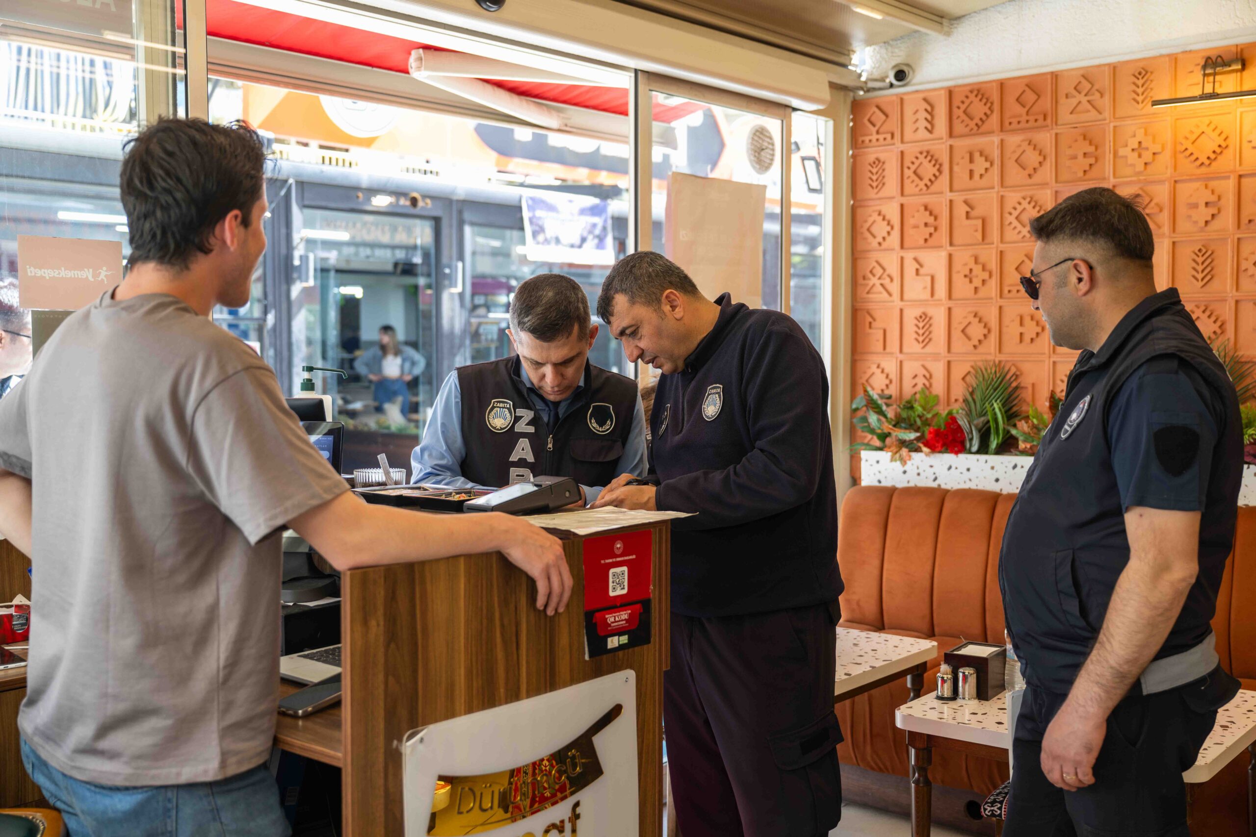 Bornova'da kaldırımı işgal eden yandı: Zabıtadan 'Mobil' baskın!