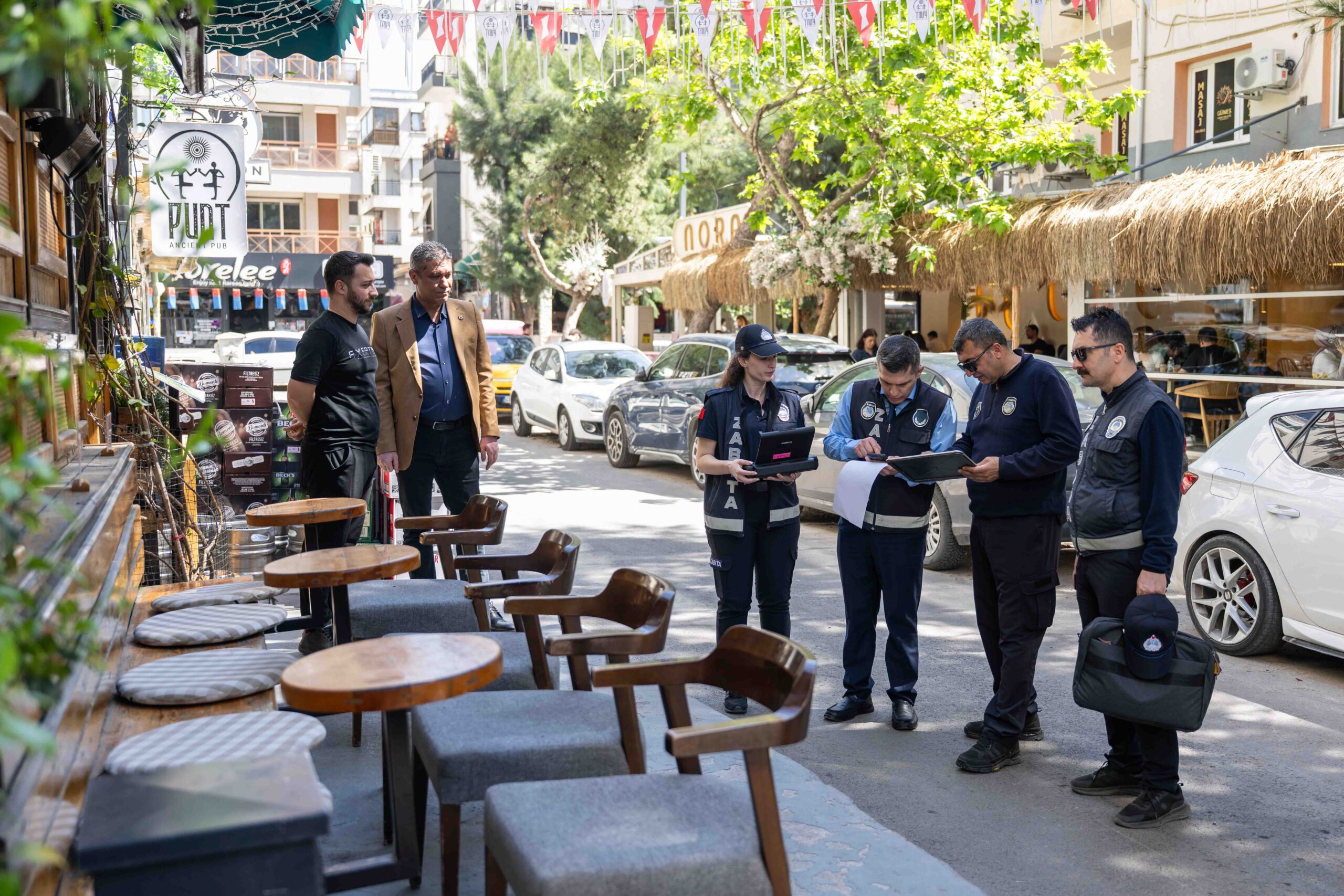 Bornova'da kaldırımı işgal eden yandı: Zabıtadan 'Mobil' baskın!
