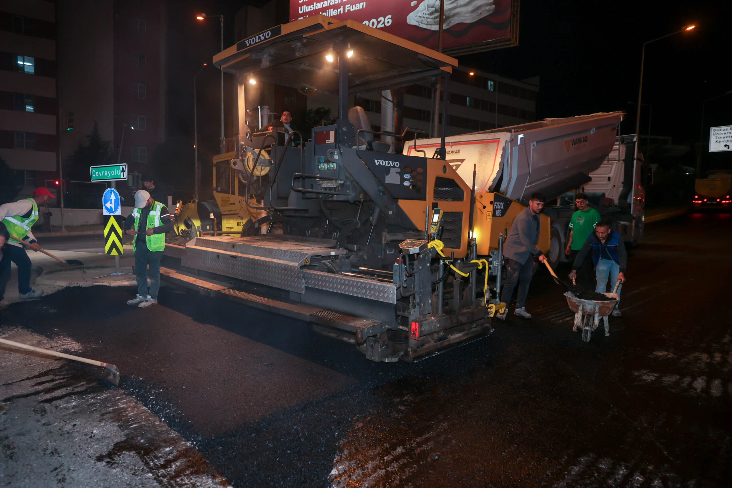 Buca’nın yollarına gece mesaisi: 15 bin ton asfalt serildi!