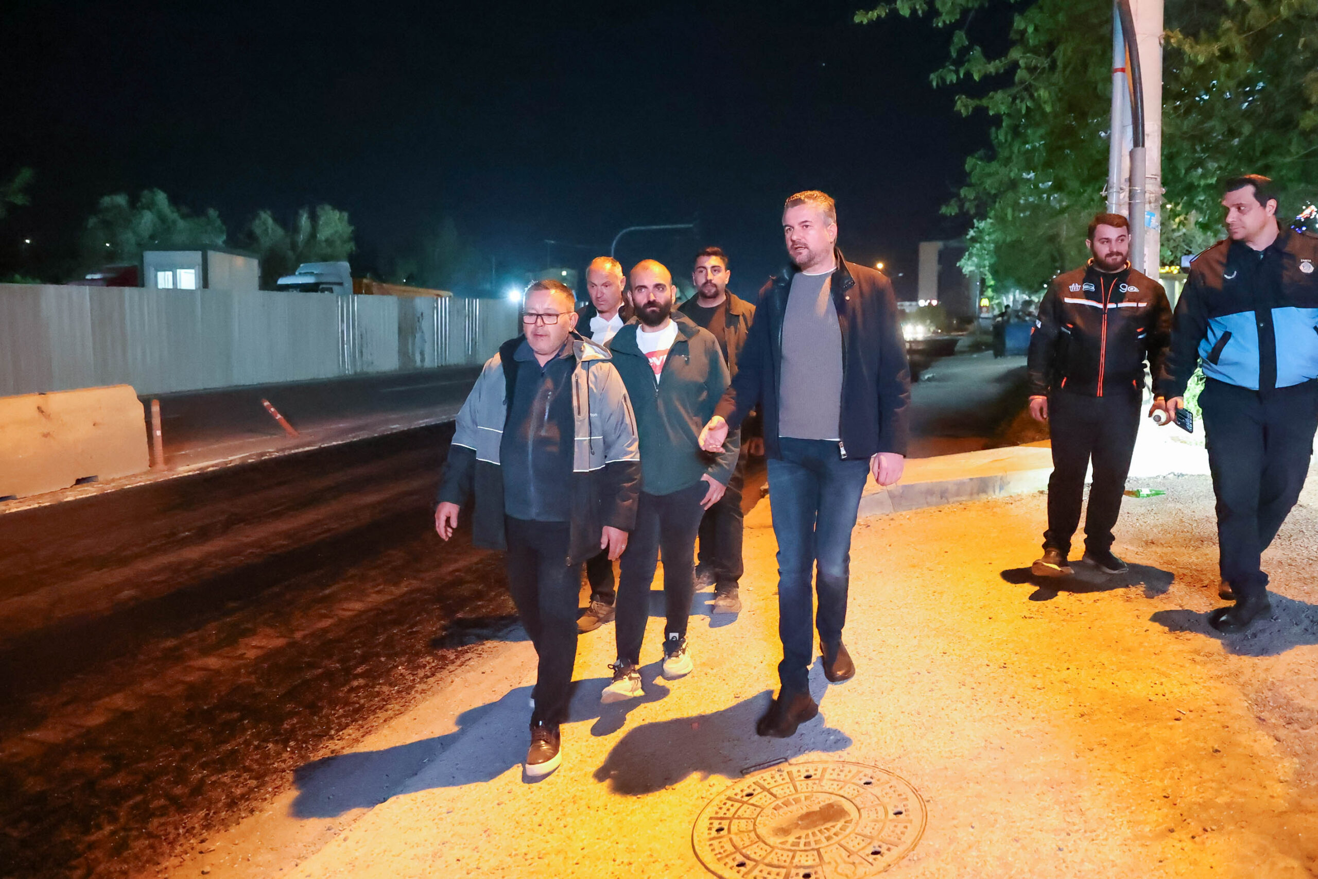 Buca’nın yollarına gece mesaisi: 15 bin ton asfalt serildi!