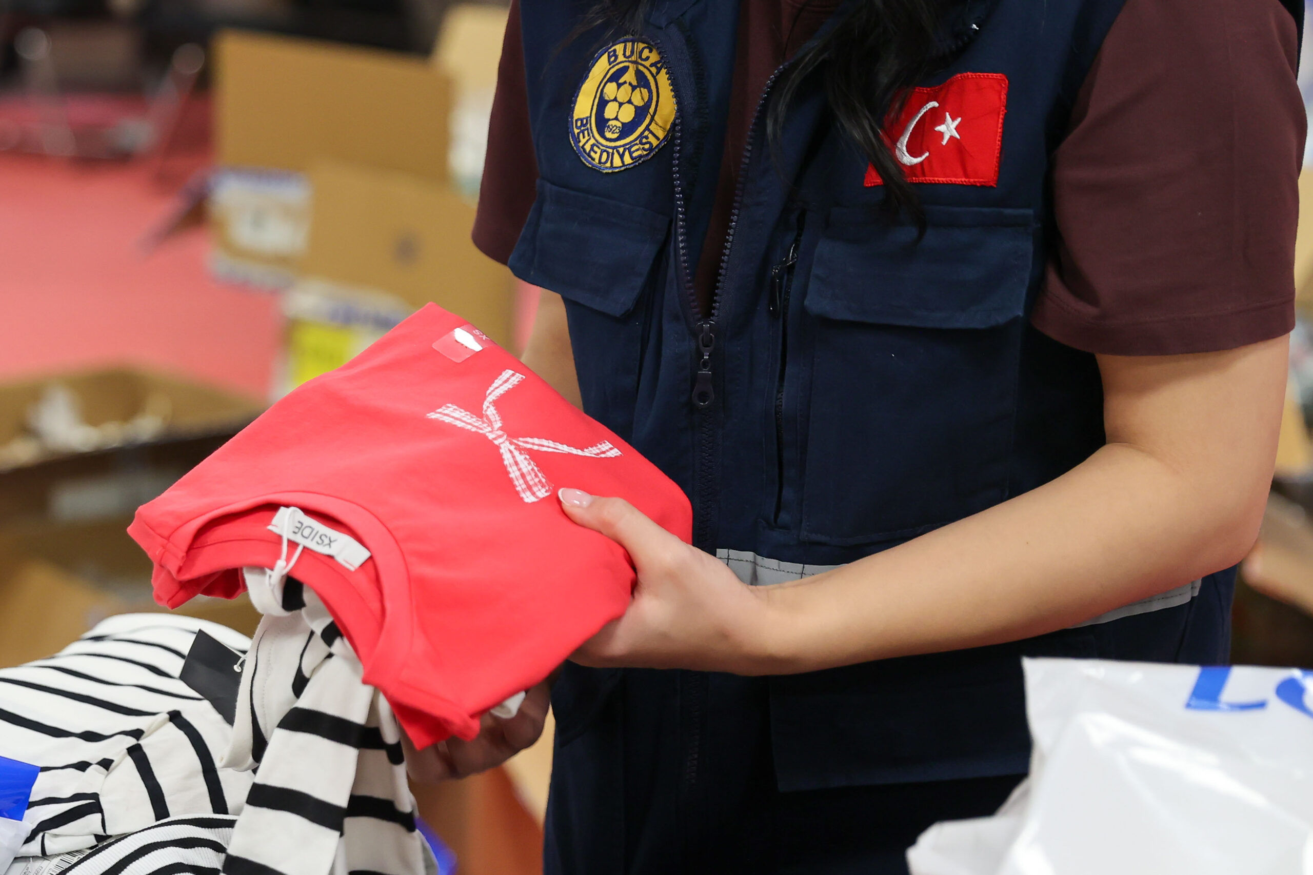 Buca’da bayram dayanışması büyüyor: 300 haneye bayramlık kıyafet 1 Buca’da bayram dayanışması büyüyor: 300 haneye bayramlık kıyafet
