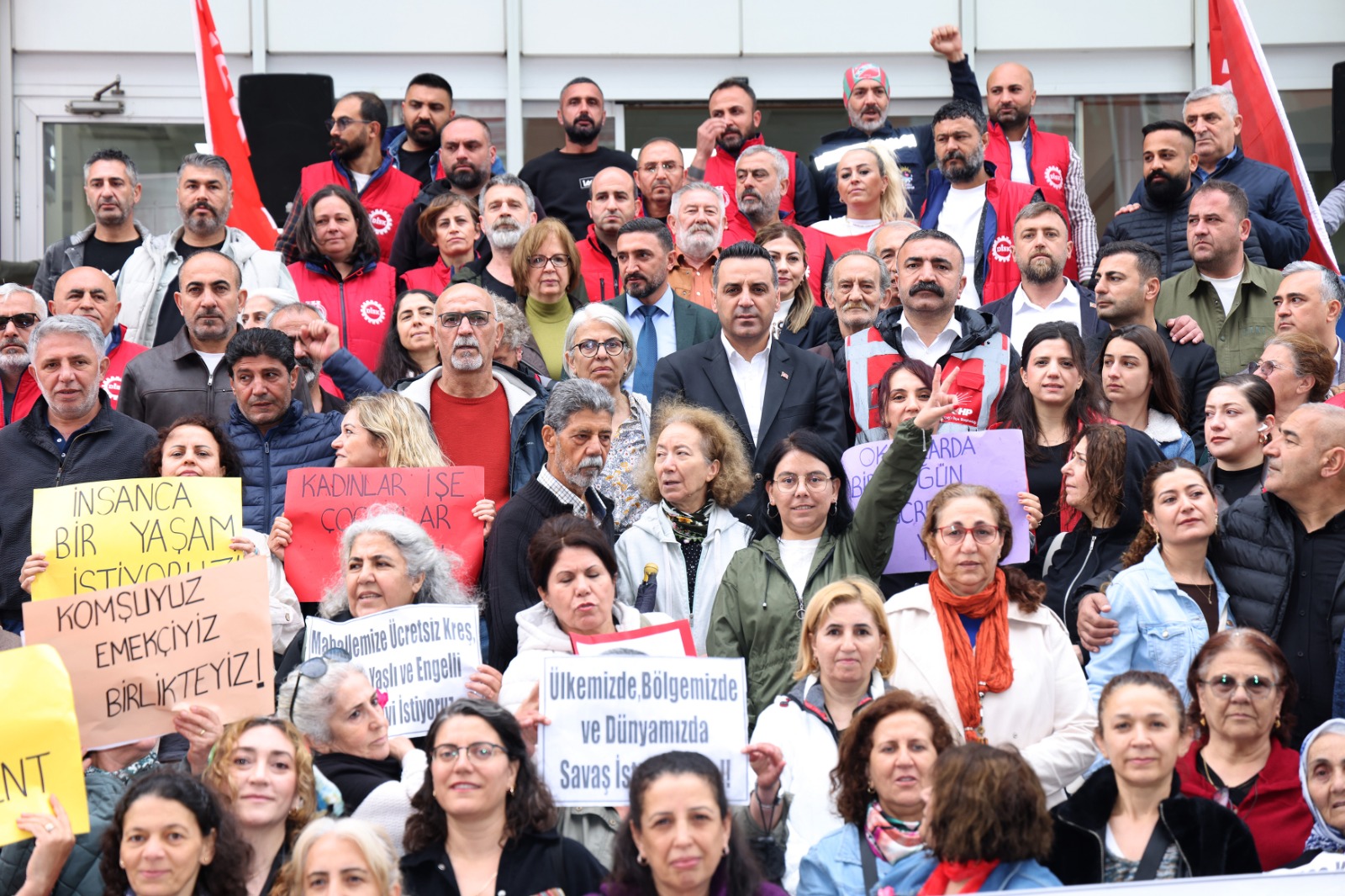 Çiğli’de 1 Mayıs coşkusu: Başkan Yıldız işçilerle halayda! 6 Çiğli’de 1 Mayıs coşkusu: Başkan Yıldız işçilerle halayda!