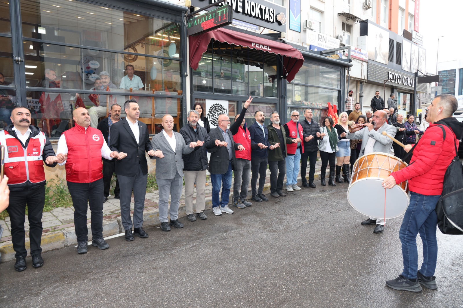 Çiğli’de 1 Mayıs coşkusu: Başkan Yıldız işçilerle halayda! 3 Çiğli’de 1 Mayıs coşkusu: Başkan Yıldız işçilerle halayda!