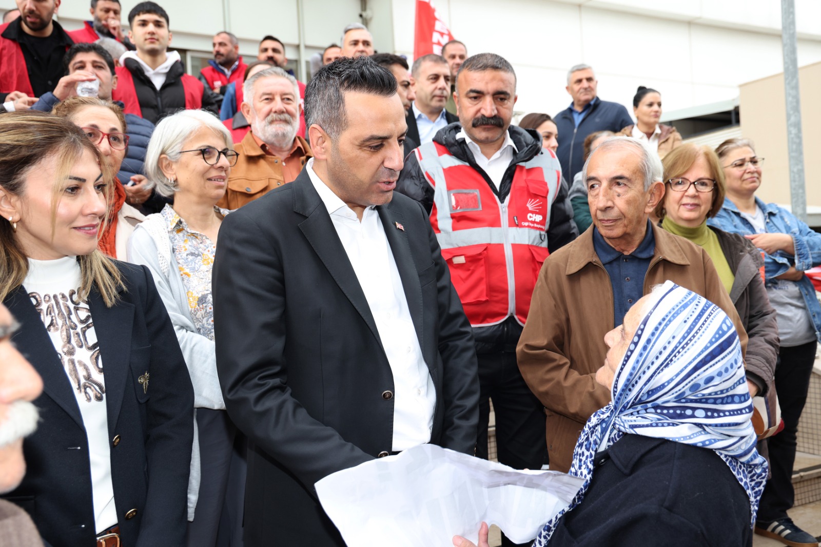 Çiğli’de 1 Mayıs coşkusu: Başkan Yıldız işçilerle halayda! 4 Çiğli’de 1 Mayıs coşkusu: Başkan Yıldız işçilerle halayda!