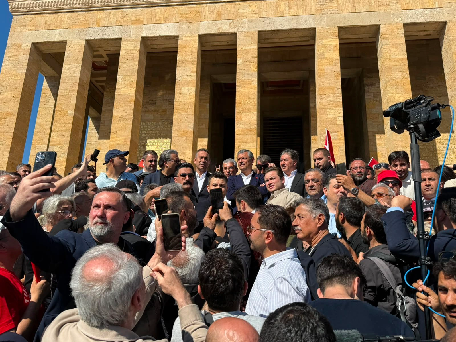 CHP İzmir İl Başkanı Güç'ten sert çıkış: "Butlana da kayyuma da boyun eğmeyeceğiz!"
