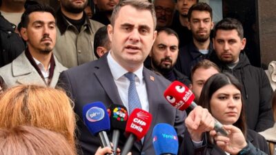 Genel merkez önündeki barikatların arkasından seslenen CHP İzmir İl Başkanı
