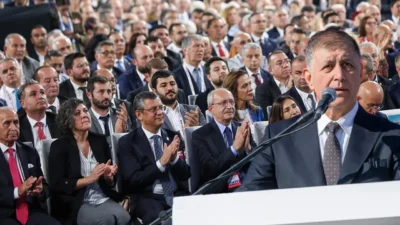 İzmir Büyükşehir Belediye Başkanı Cemil Tugay, CHP Kurultayı'nda usulsüz oy