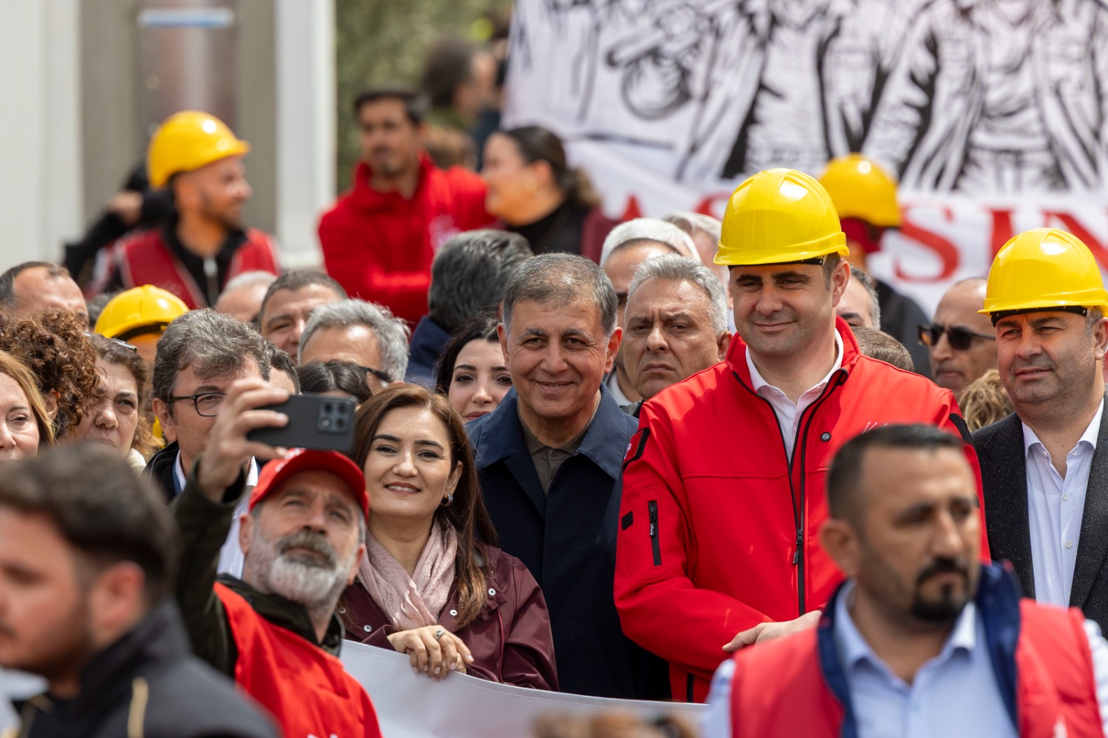 CHP İzmir'den Gündoğdu Meydanı'na 1 Mayıs çıkarması: 'En yakın zamanda erken seçim istiyoruz'