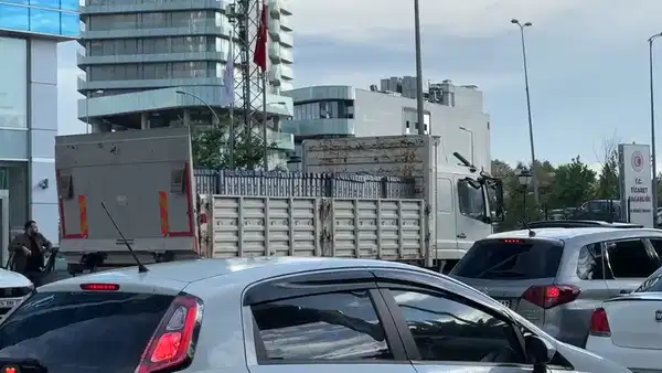 Yargı kararı sonrası CHP Genel Merkezi’nde olağanüstü hareketlilik: Milletvekilleri valizlerle geldi, polis barikatları kuruluyor