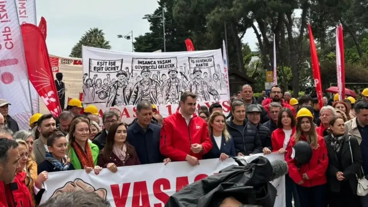 CHP İzmir'den Gündoğdu Meydanı'na 1 Mayıs çıkarması: 'En yakın zamanda erken seçim istiyoruz'