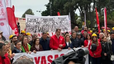 İzmir’de binlerce işçi ve emekçi Gündoğdu Meydanı’na akın etti. 

CHP