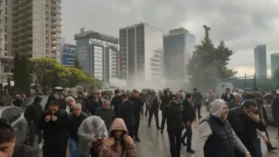Ankara Valiliği'nin talimatıyla genel merkez binasını ablukaya alan emniyet güçleri,