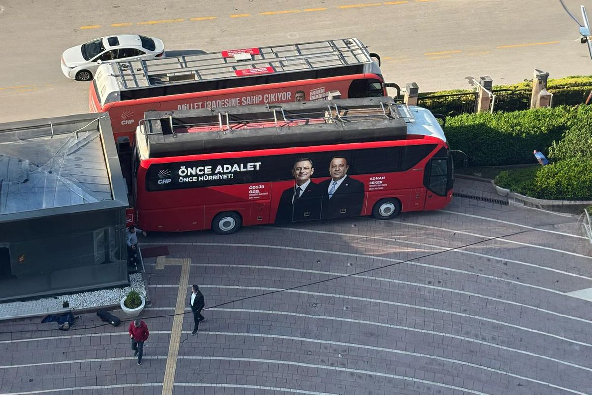 CHP Genel Merkezi'nde 'fiili direniş': Kapıya otobüs çektiler!