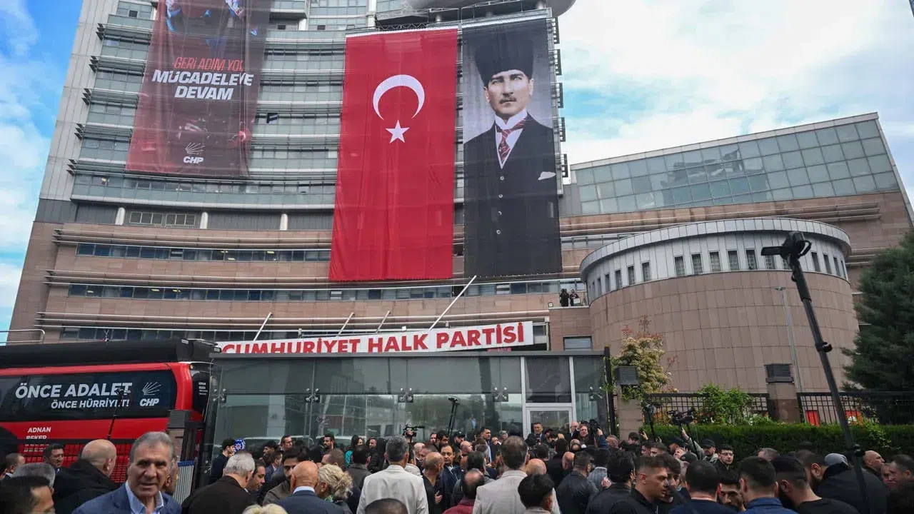 Kemal Kılıçdaroğlu’nun çalışma ekibi, genel merkez çalışanlarını arayarak binayı acilen