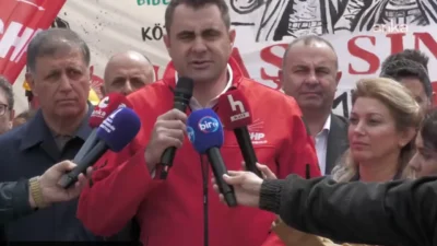 İzmir’de binlerce işçi ve emekçi Gündoğdu Meydanı’na akın etti. 

CHP