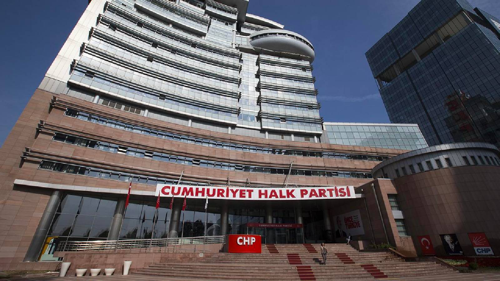 CHP Genel Merkezi, belediyelere yönelik operasyonların ardından kapsamlı bir saha