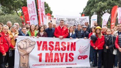 İzmir’de binlerce işçi ve emekçi Gündoğdu Meydanı’na akın etti. 

CHP