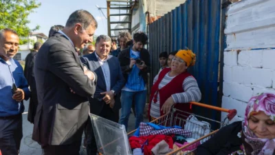 İzmir Büyükşehir Belediye Başkanı Dr. Cemil Tugay, Çırpı ziyaretinde vatandaşların