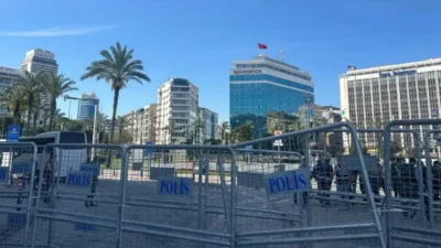 İzmir Valiliği’nin CHP’nin "Demokrasi Buluşması" için Cumhuriyet Meydanı’na yasak getirmesi