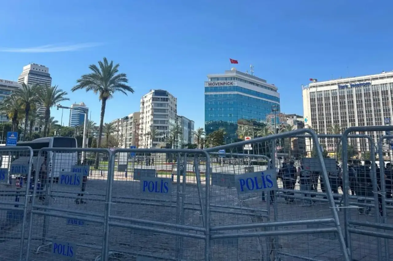 İzmir Valiliği’nin CHP’nin "Demokrasi Buluşması" için Cumhuriyet Meydanı’na yasak getirmesi