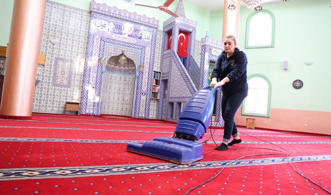 Çiğli Belediyesi, Kurban Bayramı öncesi ibadethanelerde temizlik seferberliği başlattı.