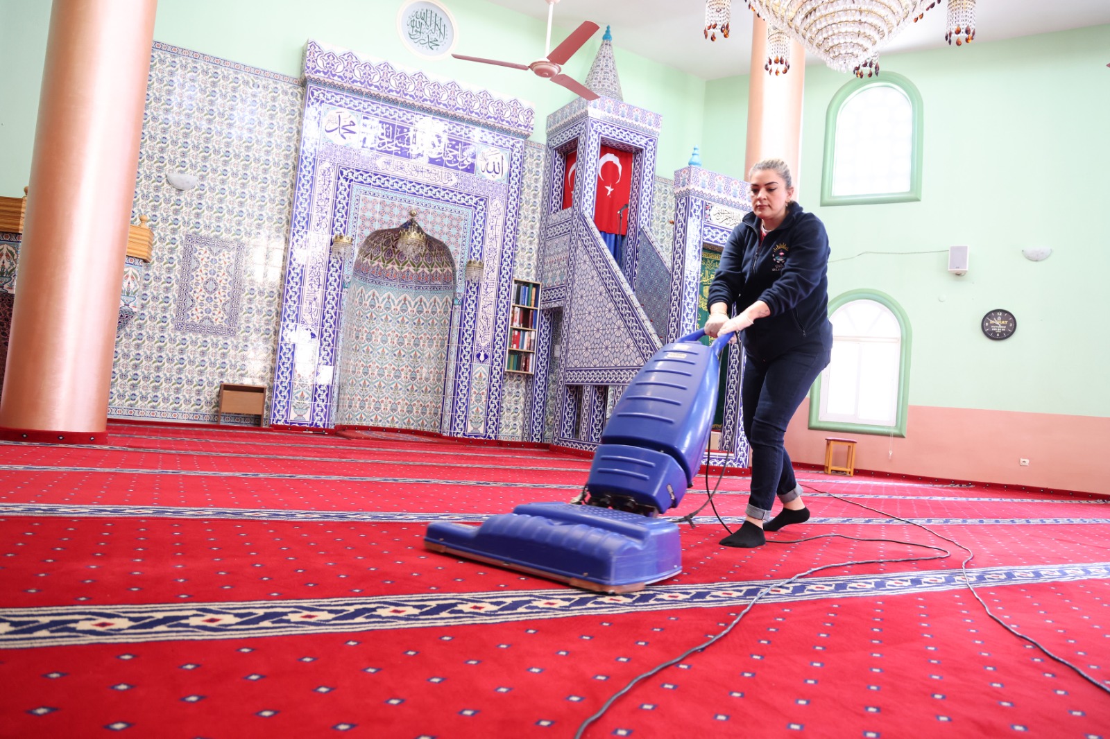 Çiğli Belediyesi, Kurban Bayramı öncesi ibadethanelerde temizlik seferberliği başlattı.