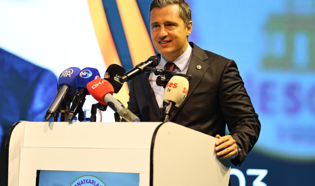 İzmir Esnaf ve Sanatkarlar Odaları Birliği'nin (İESOB) genel kurulunda tansiyon