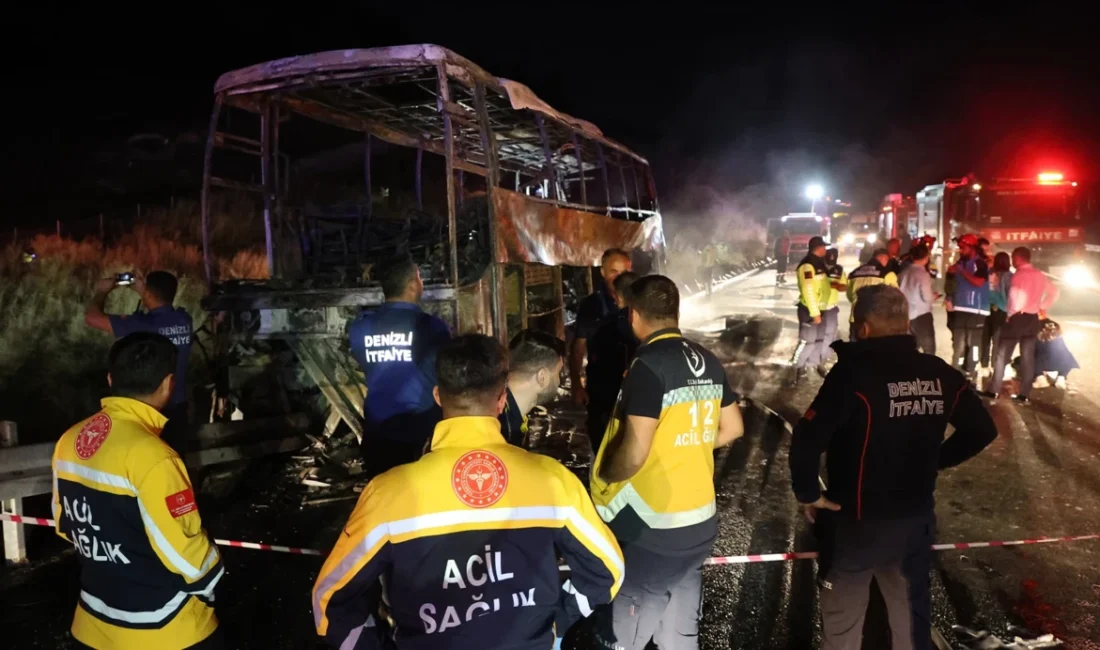 İzmir-Antalya seferini yapan yolcu otobüsü, Denizli-Aydın Otoyolu'nda kontrolden çıkarak bariyerlere