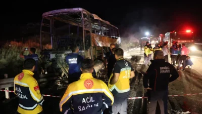 İzmir-Antalya seferini yapan yolcu otobüsü, Denizli-Aydın Otoyolu'nda kontrolden çıkarak bariyerlere