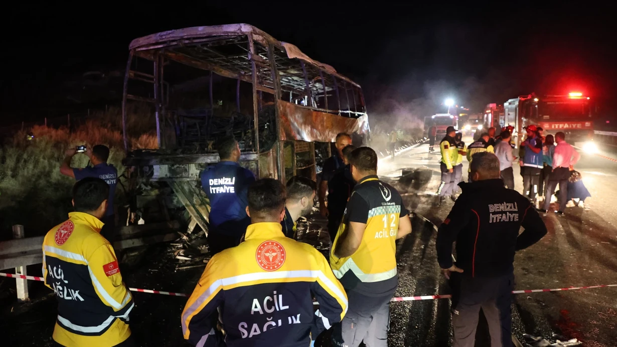 İzmir-Antalya seferini yapan yolcu otobüsü, Denizli-Aydın Otoyolu'nda kontrolden çıkarak bariyerlere