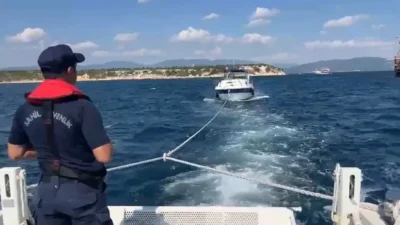 Aydın'ın Didim ilçesi açıklarında motor arızası yapması sonucu denizde mahsur