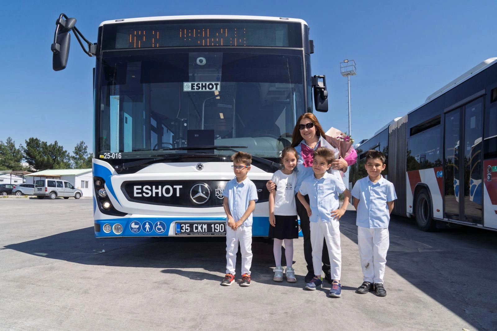 Durakta bekleyen dört kalp: Zerrin Kaptan’a en güzel sefer hediyesi 3 Durakta bekleyen dört kalp: Zerrin Kaptan’a en güzel sefer hediyesi