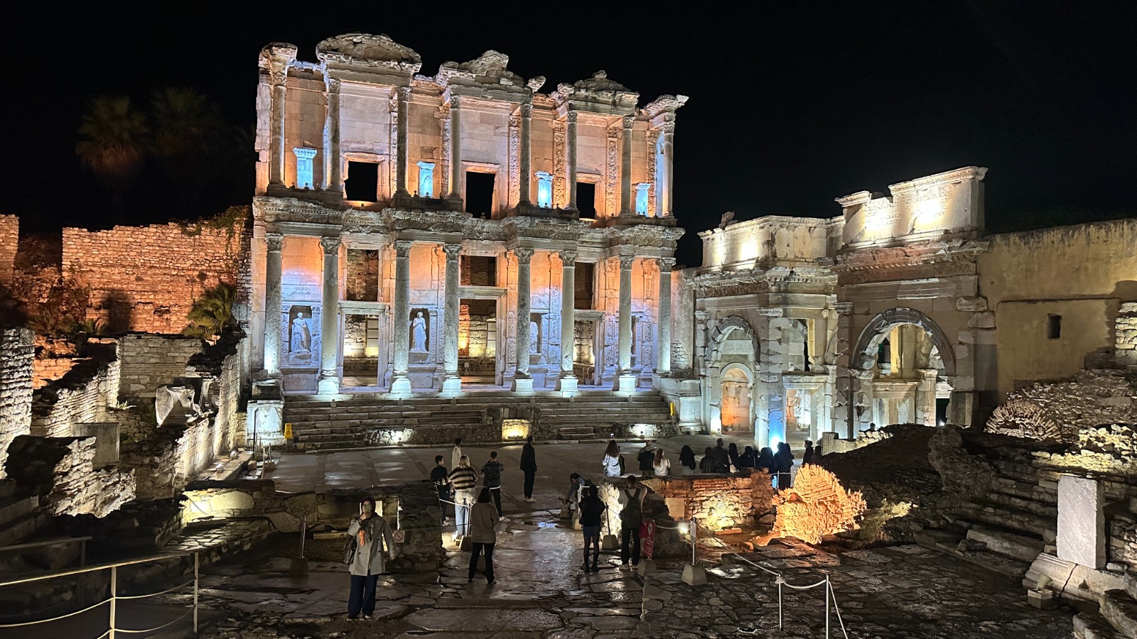 Büyükşehir'den gençlere büyük jest: Ücretsiz Efes Gece Turları başlıyor!