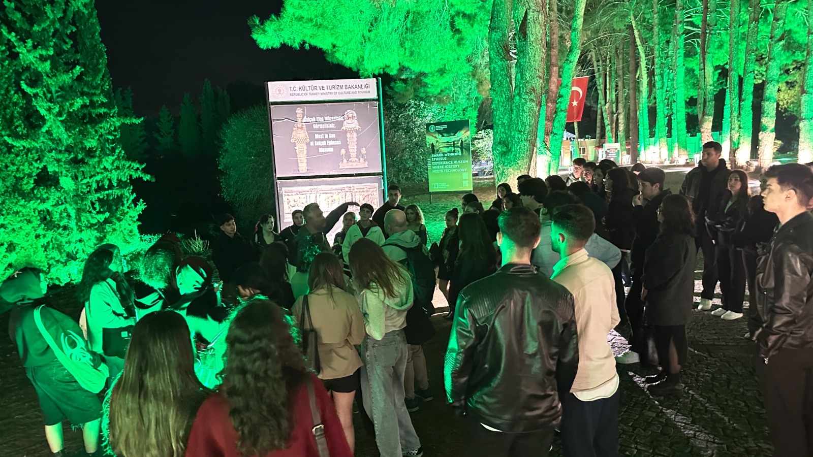 Büyükşehir'den gençlere büyük jest: Ücretsiz Efes Gece Turları başlıyor!