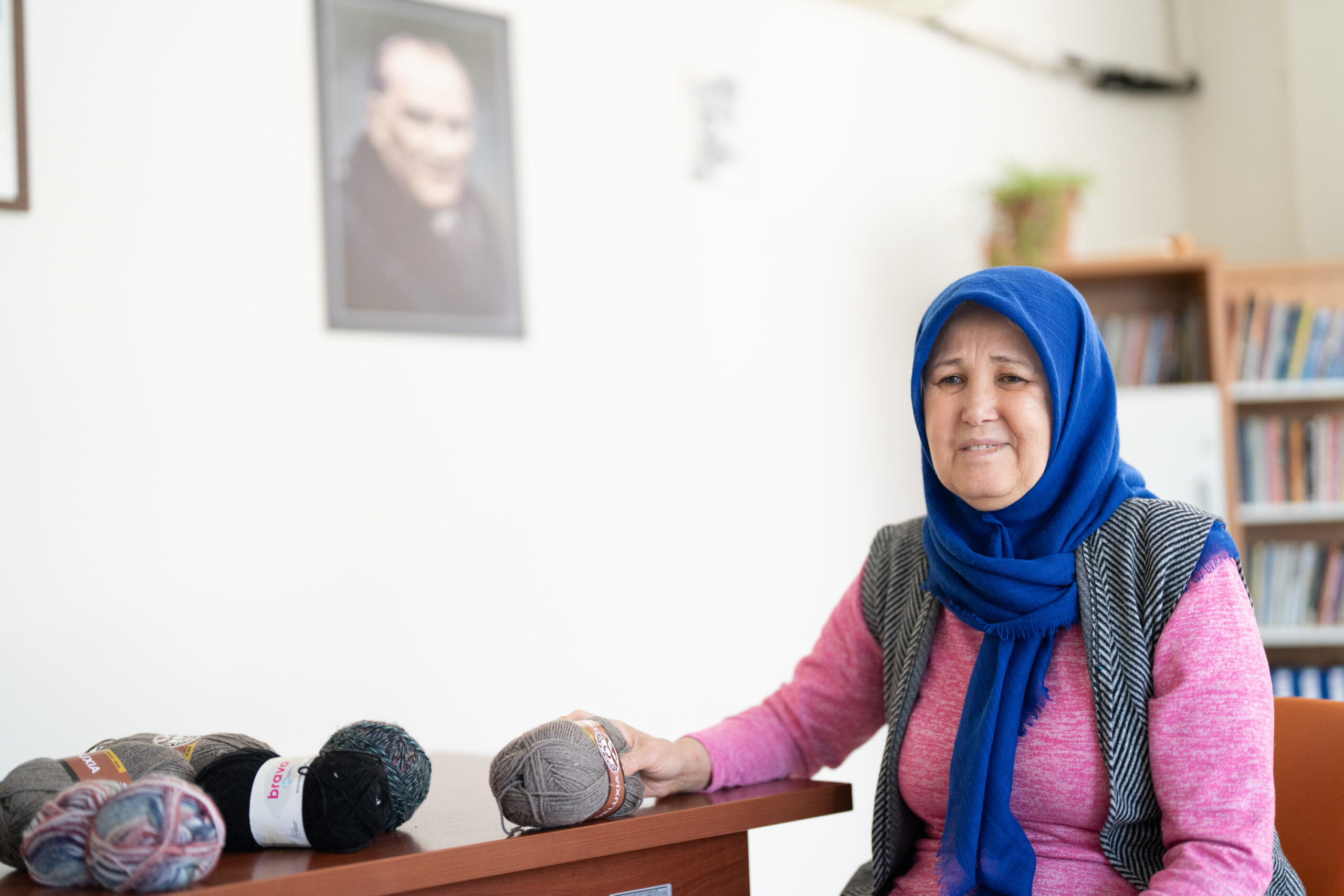 İlmek ilmek dayanışma, nesiller arası umut: Çınarlar örüyor, çocuklar ısınıyor