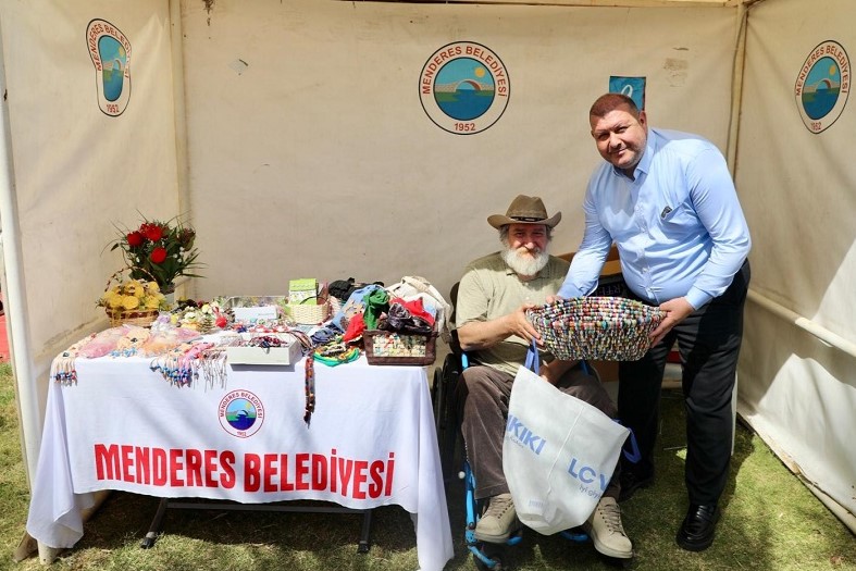 Menderes’te engelsiz festival coşkusu: Sahnede alkış tufanı, kürsüde sert mesajlar!