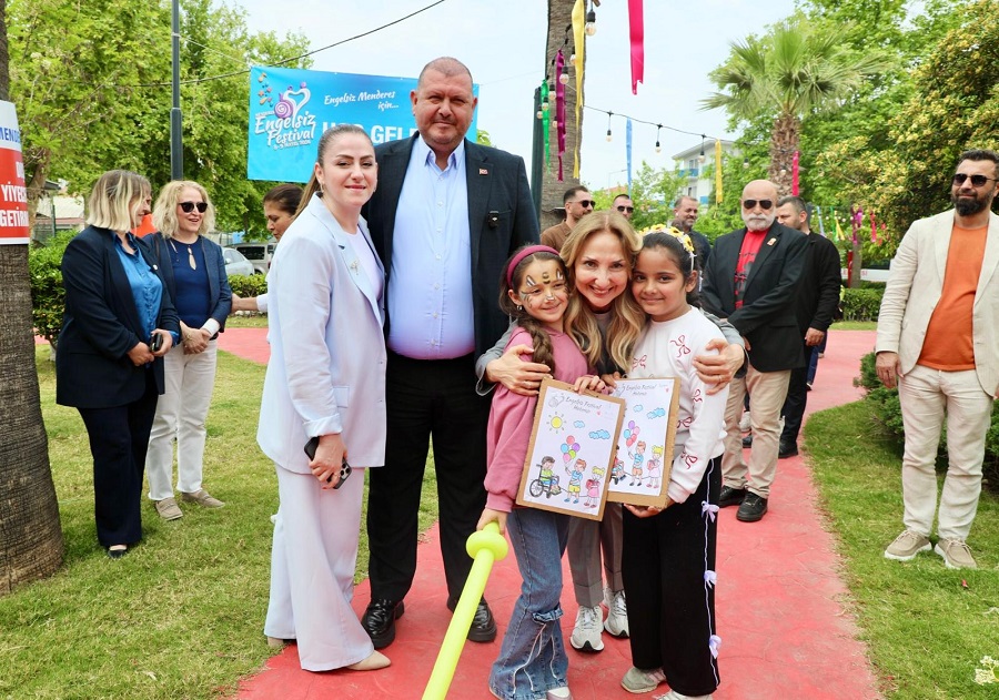 Menderes’te engelsiz festival coşkusu: Sahnede alkış tufanı, kürsüde sert mesajlar!