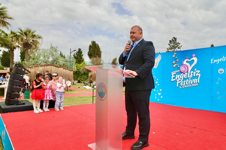 Menderes’te engelsiz festival coşkusu: Sahnede alkış tufanı, kürsüde sert mesajlar!