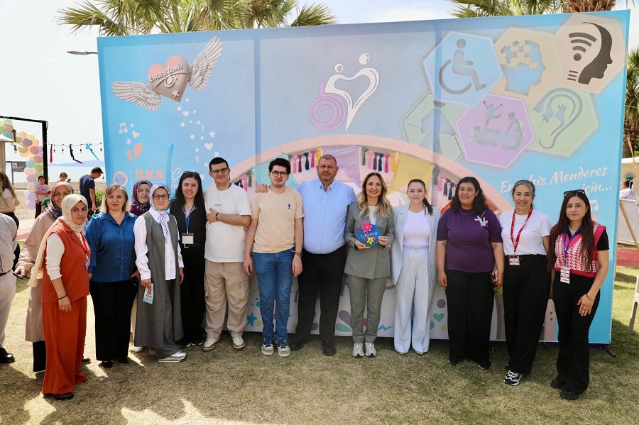 Menderes’te engelsiz festival coşkusu: Sahnede alkış tufanı, kürsüde sert mesajlar!