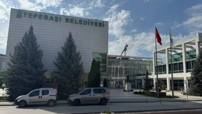 Eskişehir Tepebaşı Belediyesi’ne yönelik başlatılan yolsuzluk soruşturmasında, aralarında belediye görevlilerinin