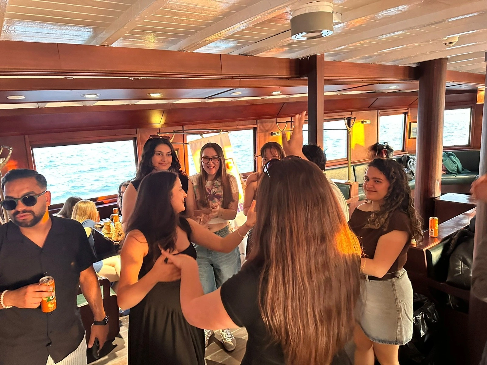 Bergama Vapuru’nda gün batımı eşliğinde buluşma! Genç İzmir gönüllüleri Körfez’de stres attı