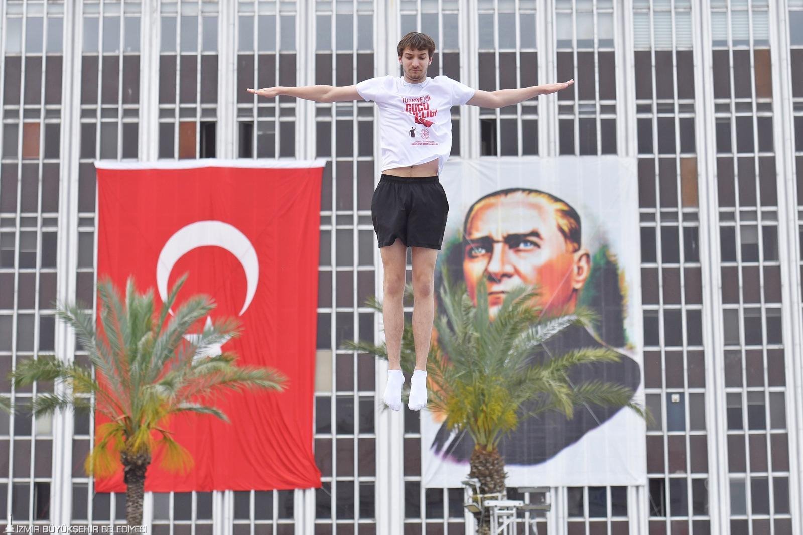 İzmir’de 19 Mayıs coşkusu tüm kenti sardı: Gençler bayramı heryerde hissedecek