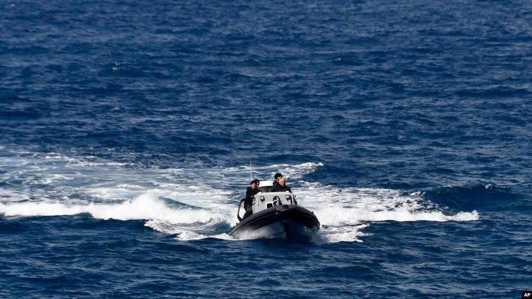İzmir’in Foça ilçesi açıklarında yarı batık halde bulunan lastik bottaki