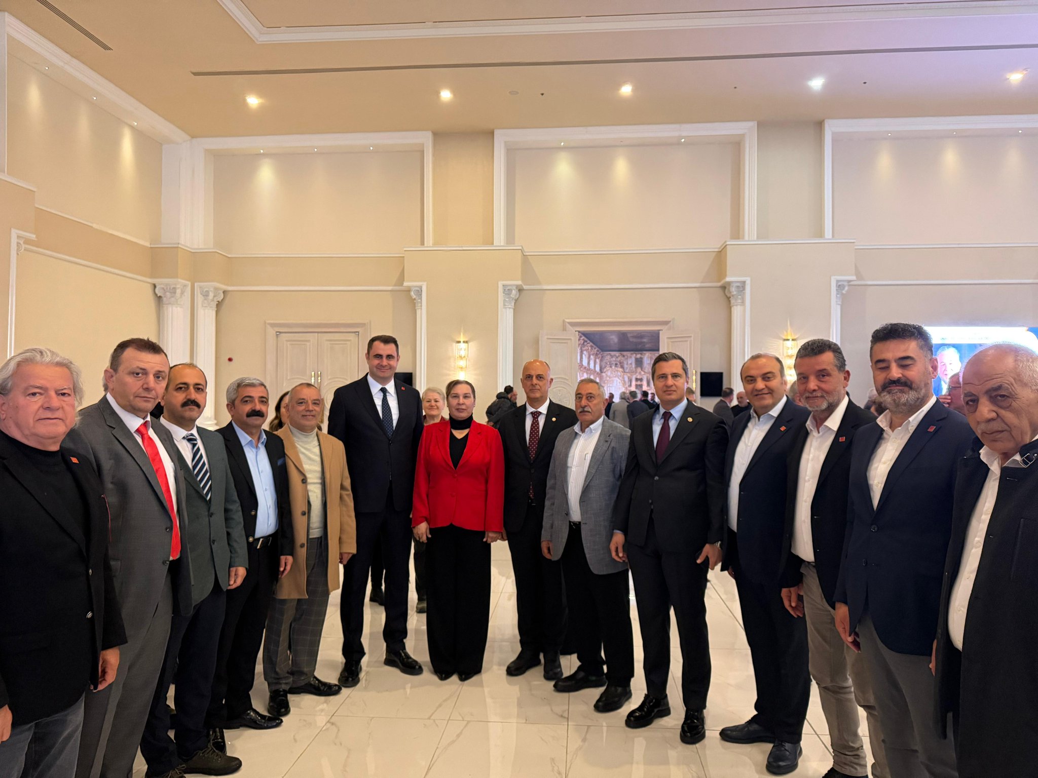 CHP'li Özkan esnaf kürsüsünden seslendi: "Dertleri silip gönderelim, erken seçim isteyelim!"